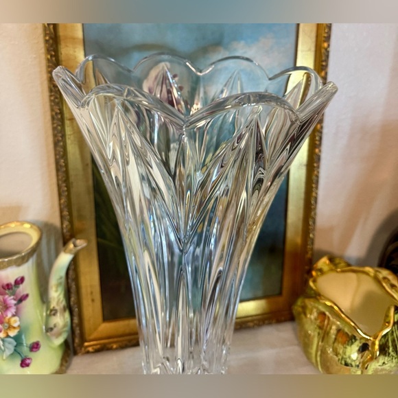 Lenox Fascination Lead Crystal 14" Scalloped Vase - Picture 6 of 11